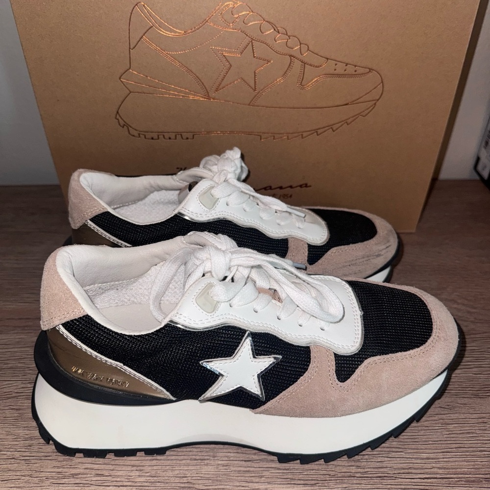 Black and White Star Sneakers size 8